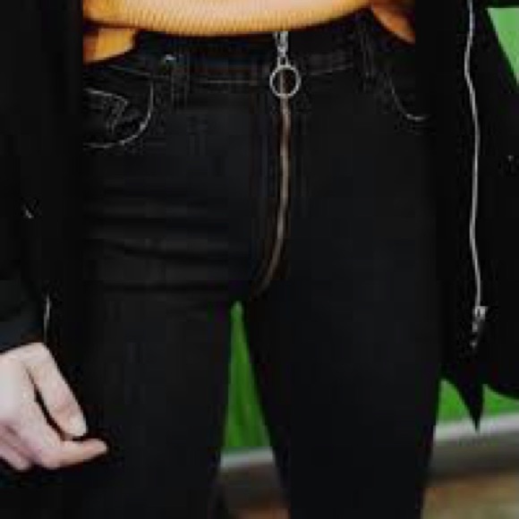 REVICE BLACK YING YANG CROP JEANS - Picture 2 of 9